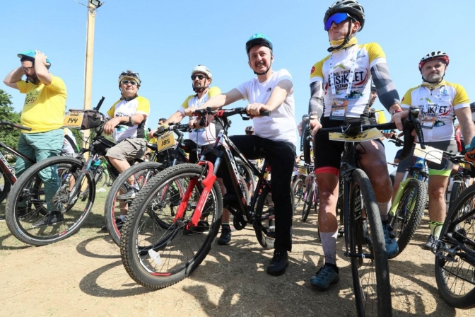 Başkan Büyükakın, Kandırada bisikletçilerle birlikte pedal çevirdi