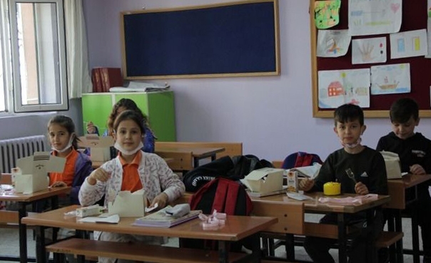 Hyundai Steel Türkiye ekibi köy çocuklarını sevindirdi