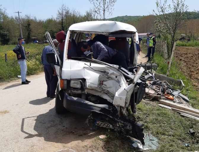 Kandıra yolunda minibüsü elektrik direğine çarptı: 5 yaralı