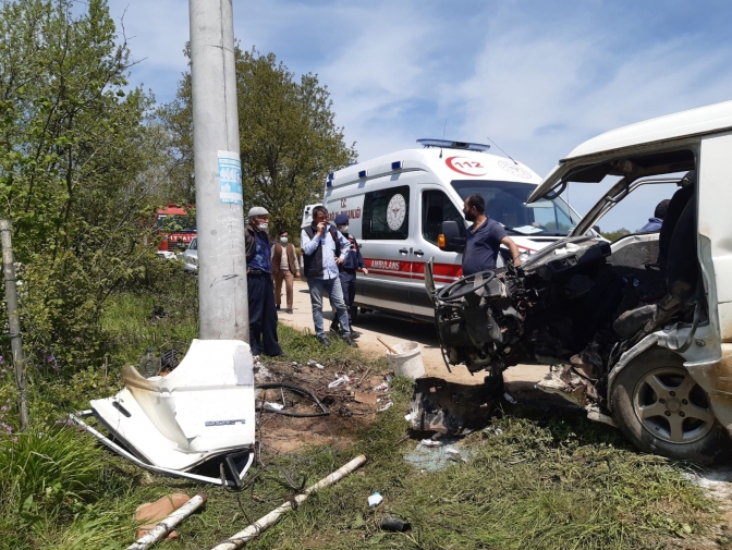 Kandıra yolunda minibüsü elektrik direğine çarptı: 5 yaralı