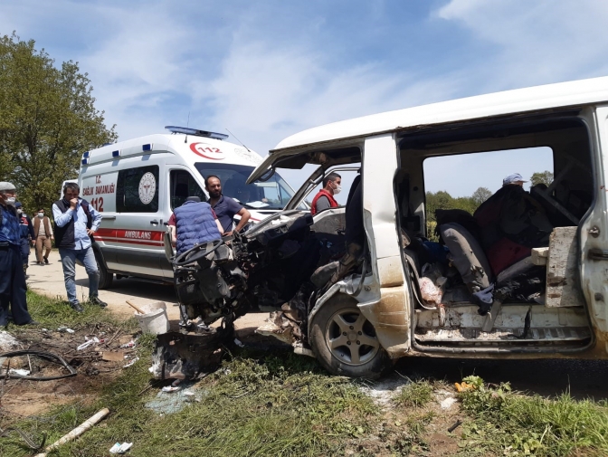 Kandıra yolunda minibüsü elektrik direğine çarptı: 5 yaralı