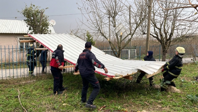 Kocaeli'de 'fırtına' bilançosu: 2 kişi öldü, 96 çatı uçtu, 11 tekne battı