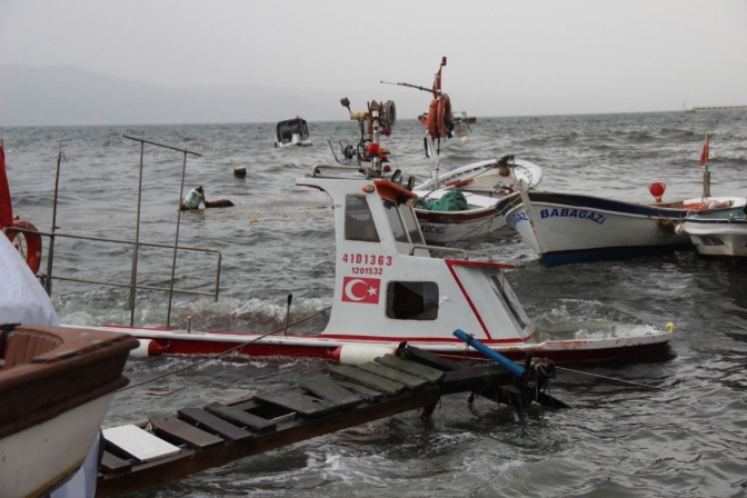 Kocaelide fırtına bilançosu: 2 kişi öldü, 96 çatı uçtu, 11 tekne battı