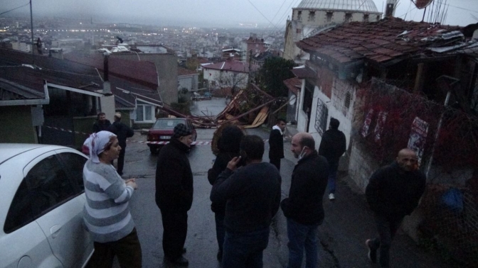 Kocaeli'de 'fırtına' bilançosu: 2 kişi öldü, 96 çatı uçtu, 11 tekne battı