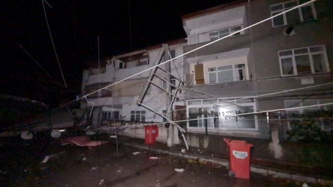 Kocaelide fırtına bilançosu: 2 kişi öldü, 96 çatı uçtu, 11 tekne battı