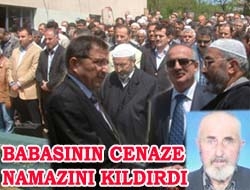 Babasının cenaze namazını kıldırdı