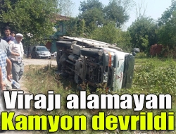 Virajı alamayan kamyon devrildi