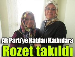 Ak Partiye katılan kadınlara rozet takıldı