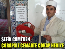 Şefik Camiden çorapsız cemaate çorap hediye