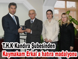 T.H.K Kandıra Şubesinden Kaymakam Erkal’a hatıra madalyonu