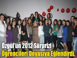 Özgülün 2012 sürprizi öğrencileri doyasıya eğlendirdi