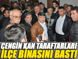 Cengin Kan taraftarları ilçe binasını bastı