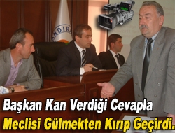 Başkan Kan verdiği cevapla meclisi gülmekten kırıp geçirdi.