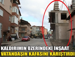 Kaldırımın üzerindeki inşaat vatandaşın kafasını karıştırdı