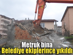 Metruk bina belediye ekiplerince yıkıldı