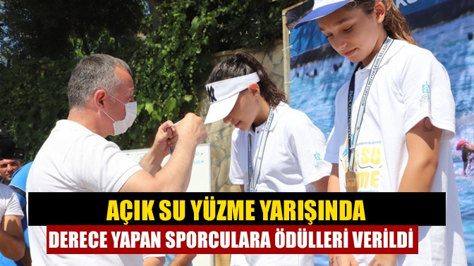 Açık Su Yüzme Yarışında derece yapan sporculara ödülleri verildi