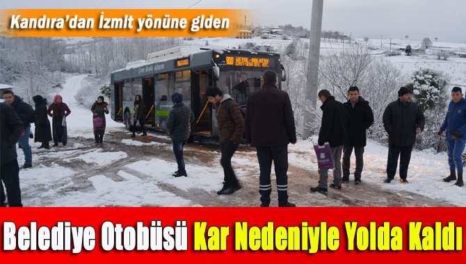 Belediye otobüsü kar nedeniyle yolda kaldı