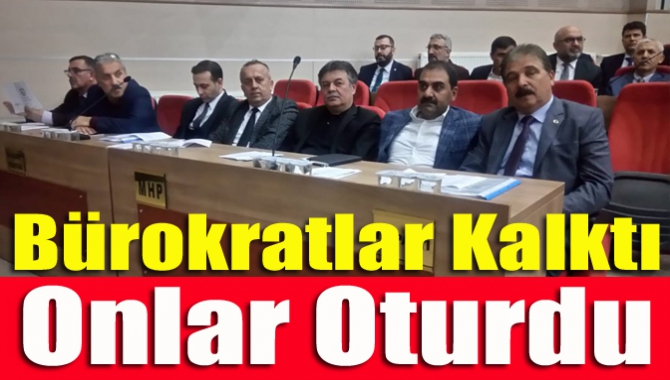 Bürokratlar kalktı onlar oturdu