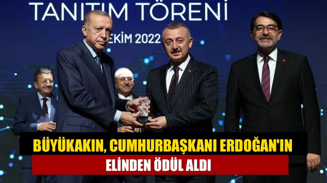 Büyükakın, Cumhurbaşkanı Erdoğanın elinden ödül aldı