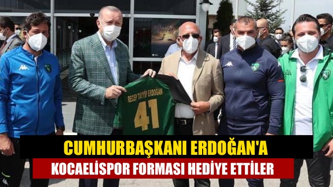 Cumhurbaşkanı Erdoğan'a Kocaelispor forması hediye ettiler