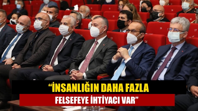 “İnsanlığın daha fazla felsefeye ihtiyacı var”