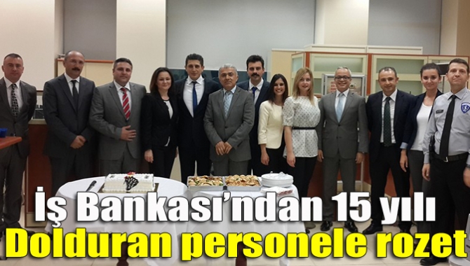 İş Bankası’ndan 15 yılı dolduran personele rozet