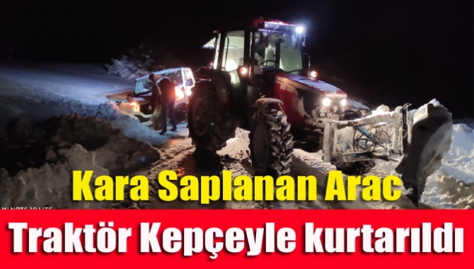 Kara Saplanan Arac Traktör Kepçeyle kurtarıldı