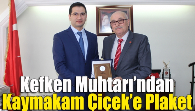 Kefken Muhtarı’ndan Kaymakam Çiçek’e plaket