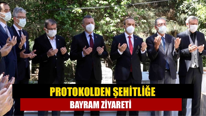 Protokolden şehitliğe bayram ziyareti