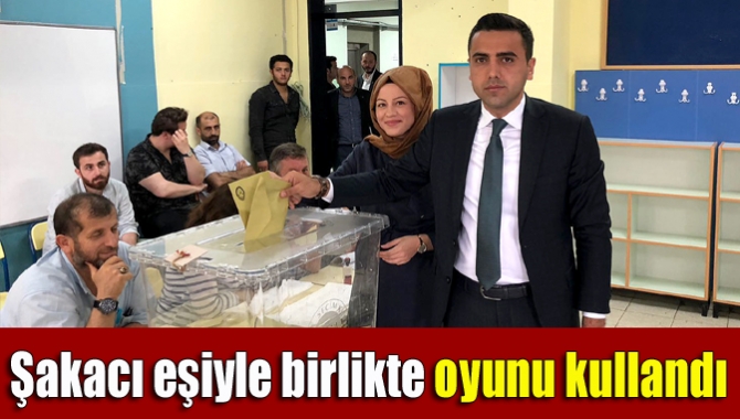 Şakacı eşiyle birlikte oyunu kullandı