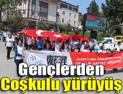 Gençlerden coşkulu yürüyüş