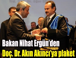 Bakan Nihat Ergünden Doç. Dr. Akın Akıncıya plaket