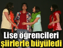 Lise öğrencileri şiirlerle büyüledi