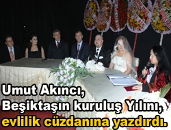 Umut Akıncı, Beşiktaşın kuruluş Yılını, evlilik cüzdanına yazdırdı