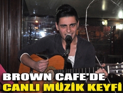 Brown Cafe'de canlı müzik keyfi