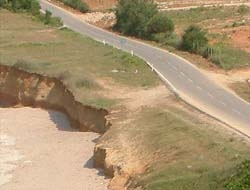 Kandıra'da dalgalar yolu yavaş yavaş bitiriyor