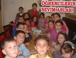 Öğrencilerin Sevim ablası