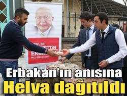 Erbakanın anısına helva dağıtıldı