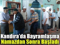 Kandırada bayramlaşma namazdan sonra başladı