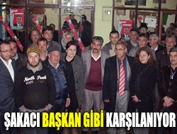 Şakacı başkan gibi karşılanıyor