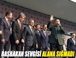 Başbakan sevgisi alana sığmadı