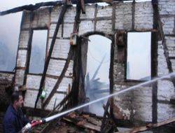 Kandıra'da iki ev yangında kül oldu