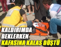 Kaldırımda beklerken kafasına kalas düştü