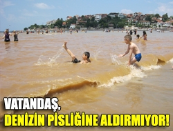 Vatandaş, denizin pisliğine aldırmıyor!