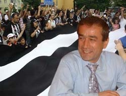 Başkan Kan Beşiktaş bayrağını indirtti