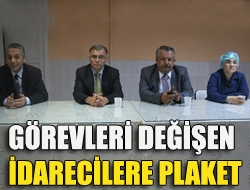 Görevleri değişen idarecilere plaket