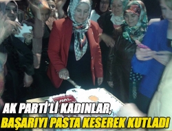 AKPli kadınlar, başarıyı pasta keserek kutladı