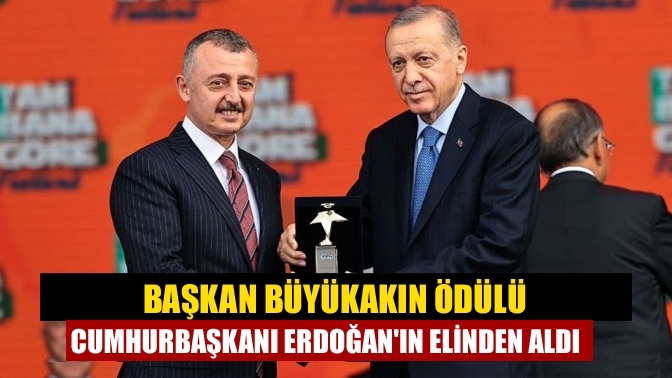 Başkan Büyükakın ödülü Cumhurbaşkanı Erdoğan'ın elinden aldı