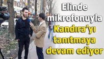 Elinde mikrofonuyla Kandıra’yı tanıtmaya devam ediyor