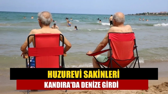 Huzurevi sakinleri Kandıra'da denize girdi